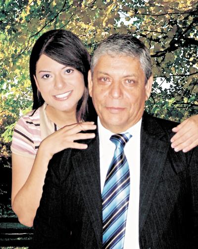 Señor Porfirio Martínez Olvera y su hija Beatriz Martínez Rodríguez, en una foto de estudio con motivo del día del Padre