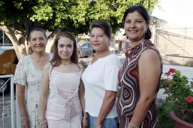 Blanca Estela Villela de Santiago acompañada por un grupo de amigas, quienes le ofrecieron una despedida de soltera por su próxima boda.