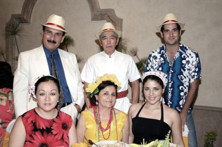 Antonio Pérez y Perlita Lee, Karime Chibli de Lee y Antonio Lee, Jocelyn Pérez y Pedro Lago