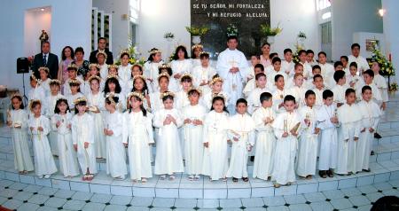 Alumnos de primaria del Colegio América que recibieron la Eucaristía de la Comunión.