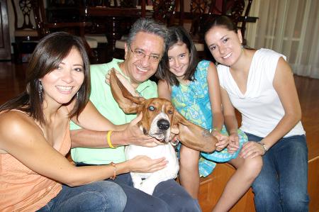 Federico López Hernández con sus hijas, Jennifer,, y Jéssica, su nieta Karla y su mascota Droopy