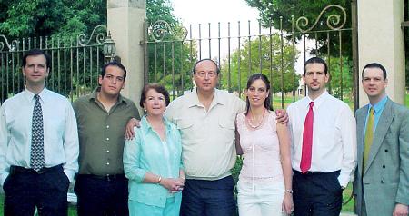 Felipe de Alba Bessonier, acompañado de su esposa Alma Gloria y de sus hijos, Felipe de Alba, Manuel Alejandro, Alma Huguette, Jorge Alaín y Carlos Raúl de Alba