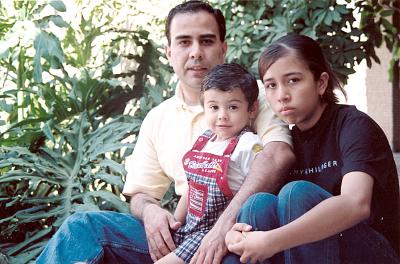 Alejandro y Magaly Álvarez con su papá el Dr. Eduardo Álvarez, celebrando el Día del Padre