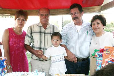 Axel Armendáriz Van Der Elst acompañado por sus abuelos, María Lourdes de Armendáriz, Ángel de Armendáriz Brito, Jaime Van Der Elst Costa y María Candelaria de Van Der Elst, el día que festejó su cumpleaños