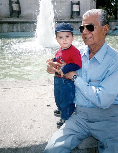 El pequeño Jaime Alejandro Piña Velázquez, con su bisabuelo David Balderas Molina