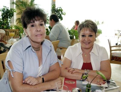 Adriana Ruíz y Olga Lilia González Flores, en una reunión social..