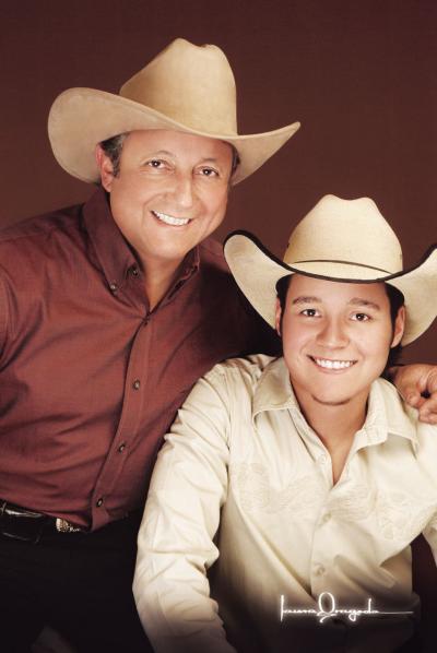 Ing. José Gutiérrez Montemayor y su hijo José Gutíerrez de la Rosa, en una fotografía con motivo del Día del Padre.