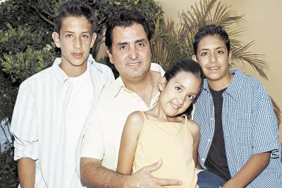 Antonio Gutiérrez Jardón con sus hijos, Antonio, Héctor y Pamela Gutiérrez.