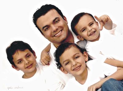 Daniel Núñez Estrada con sus hijos Daniel, Diego y Patricio Núñez.