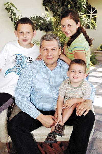 Ernesto Sosa Leiner con sus hijos, Tony, Neto y Fernando