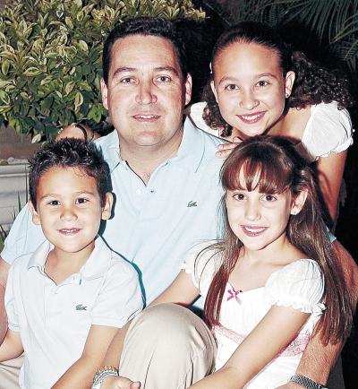 Jaime Amarante Leal, junto a sus pequeños María Bárbara, Paola y Jaime Amarante López