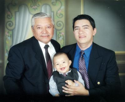 Raúl Cisneros Alvear, Raúl Cisneros Quiroz y Raúl Cisneros Reyes, en una fotografía de estudio por motivo del Día del Padre.