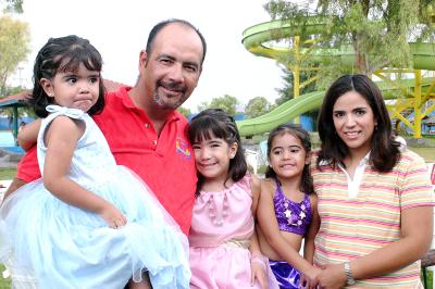 Marcela, Daniela y María Fernanda Ortiz Alcántara fueron festejadas por sus papás, Martín y Libia Ortiz, con una divertida reunión con motivo de sus cumpleaños.