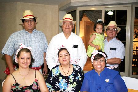 Ricardo Ruiz y Adriana de Ruiz, Pedro Rivas e Irma de Rivas, José de Ruiz y Javier Ruiz y la niña Ana Karen, en el festejo del Día del Padre de los Sembradores