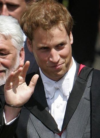 En la ceremonia de graduación, la reina y su esposo, el príncipe Felipe, se sentaron junto a Carlos y su esposa, Camila, duquesa de Cornwall. 

Antes de la ceremonia, Guillermo expresó que estaba triste por dejar la universidad.