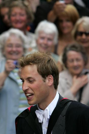 Guillermo fue uno de los 260 estudiantes que se graduaron durante la ceremonia de cuatro horas y media de duración. Su novia Kate Middleton se graduó en la misma ceremonia.