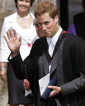 El príncipe Guillermo se graduó de la Universidad St. Andrews en una ceremonia a la que asistieron su abuela, la reina Isabel II, y su padre, el príncipe Carlos.