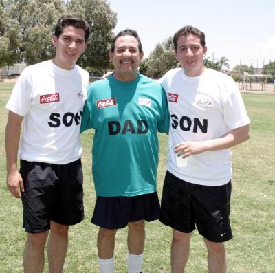 Jorge Cepeda Ruvalcaba con sus hijos Jorge y Mauricio Cepeda Hernández.