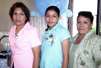 Karla R. Valadez de Lee acompañada de Mercedes Guerrero de Valdez e Idalia Castro de Lee quienes le organizaron una fiesta de canastilla.