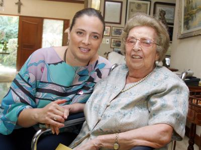 Doña Lucía Fernández de Fernández Aguirre, acompañada de Mayte de Anaya.