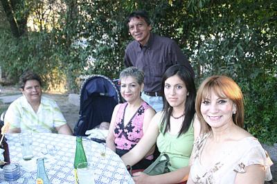 Lucy Ortega, Mónica Ortega, Alfredo Ortega, Martha de Ortega, María de los Ángeles Medina y Leonardito Sosa, captados en una reunión social.