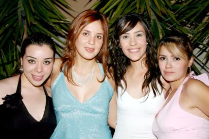 Gaby con sus amigas Roxana Camacho, Sandra Villa y Shelssea Arroyo.