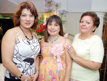 23 de junio 
 Con motivo del próximo nacimiento de su primer bebé, Ana Isabel Espinoza de Herrera disfrutó de una fiesta de regalos, organizada por Cristina García de Senatt y Angélica Senatt de Pérez.