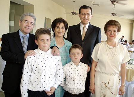 Eduardo y Sebastián Sayavedra Ruiz en compañía de sus papás, Eduardo y Gloria Sayavedra, así como de sus padrinos Jesús y Alma Campos.