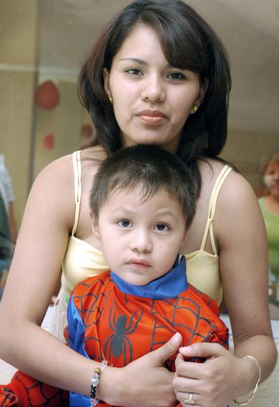 Luis Gerardo Mendoza Hernández junto a su mamá, Berenice Hernández Almaraz, el día que festejó sus tres años de vida