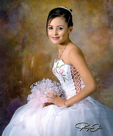 Srita. Armida de Lara Varela, en una fotografía de estudio on motivo de sus quince años de vida.jpg