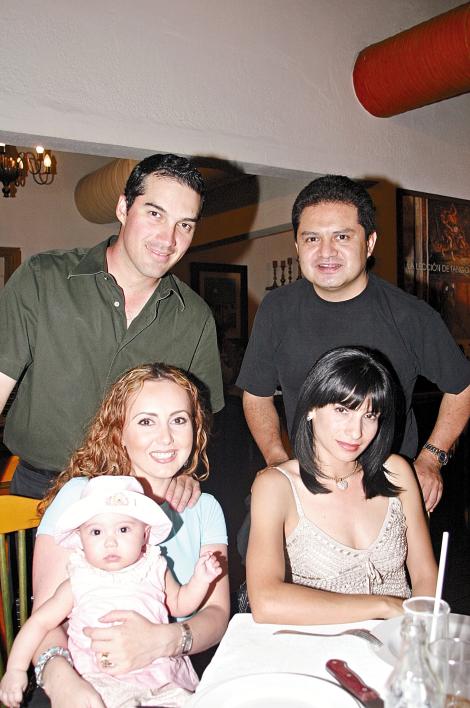 Gerardo y Maru Gómez con su pequeña Marucita, Antonio y Blanca Contreras