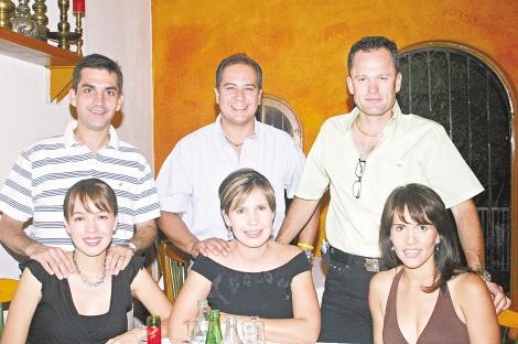 José Carsó celebra su cumpleaños
Luis Cabranes, Liliana Martinez, Ricardo Barrios, Martha Leal, José Carsó y Liliana Gómez