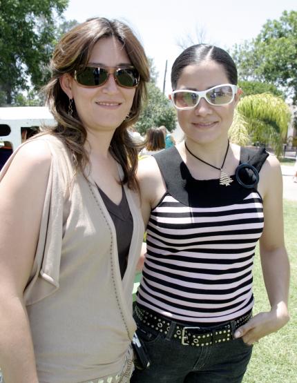 Elizabeth de Salas y Karina Zreik, en reciente festejo social.