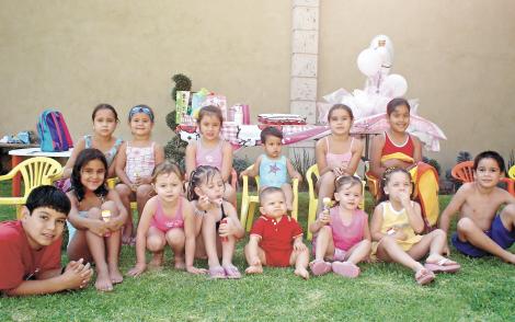 Grupo de amiguitos acompañando a Montserrat