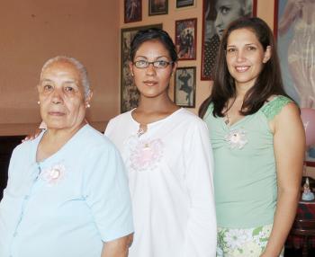 Patricia Gutiérrez de Carrillo, acompañada de las organizadoras de su fiesta de canastilla