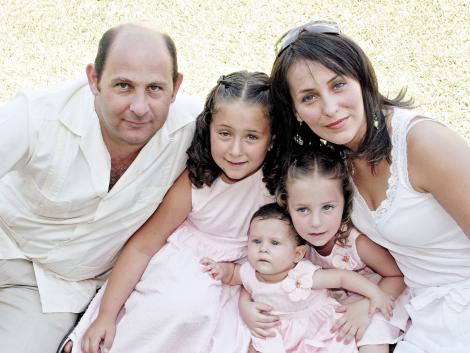 Gerardo Mafud Kaim e Ivette Colliere de Mafud con sus hijas Regina, Renata y Roberta