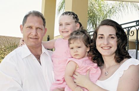 Alfredo Mafud Kaim y Margarita González de Mafud con sus hijas Margarita y Sofía.