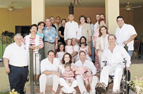 Bodas de Oro
Fernando Mafud Santiago y Myrna Kaim de Mafud con sus hijos Fernando, Alfredo y Margarita, Myrna, Gerardo e Ivette, Mauricio, sus nietos y demás familiares.