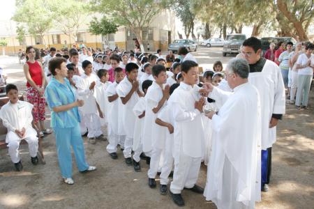 Grupo de niños de la Ciudad de los Niños que realizaron su Primera Comunión.