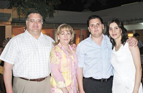 Los abuelos paternos Javier Mijares y Rosario A. de Mijares acompañando a Arturo Mijares y Sofía Papadópulos de Mijares en el bautizo de su hija María Emilia.