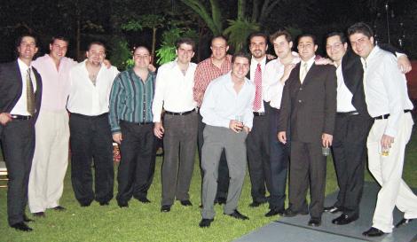 Mario Treviño Rivero acompañado de sus amigos Ricardo Aguilar, Jan Miñarro, Aris Papadópulos, César Villalobos, Omar Mexsen, Manuel Portilla, David Madero, Mario Villarreal, Julio Villalobos, Alejandro Fernández y Alejandro Mexsen