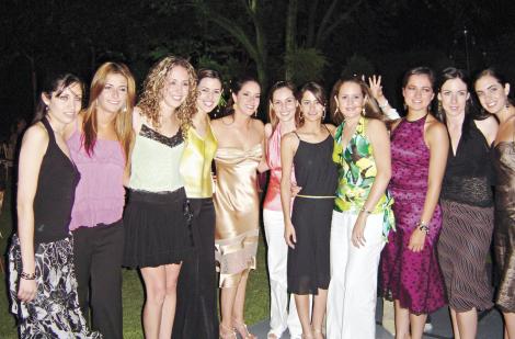 Adriana Plancarte Welsh acompañada de Neni Villarreal, Nelly Fernández, Mónica Martínez de Villalobos, Mariana Martínez de Portilla, Rosa, Brenda Baille de Villalobos, Ana Rosa Pérez, Verónica Zertuche y Any Díaz de León