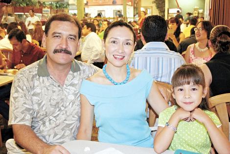 Miguel y Verónica Wong Sánchez con su hija Verónica