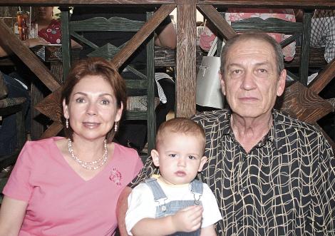 Jenny Najera de Alvarado y Tomás Alvarado Díaz Flores con su nieto Tommy Alvarado