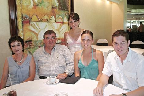 Laura Muñoz de Jiménez, José Manuel Jiménez, María José Jiménez Muñoz, María Emilia Jiménez de Madero y Carlos Madero Humphrey