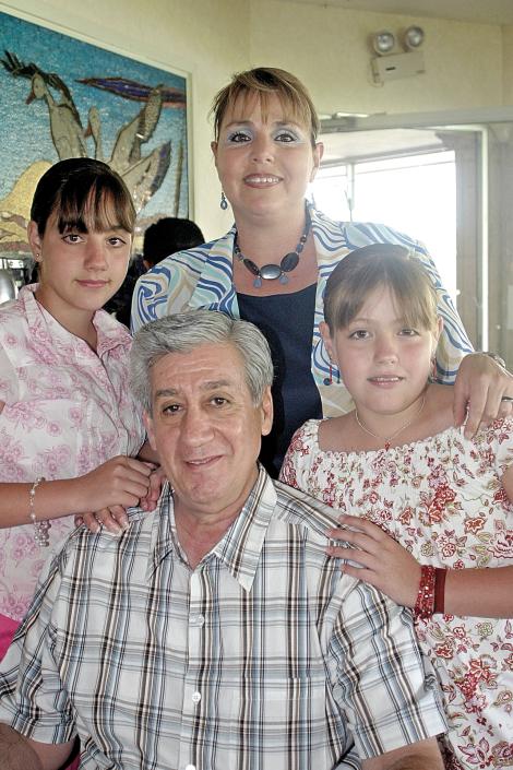 Fernando Nahle, Blanca de Nahle y sus hijas Arely y Saide