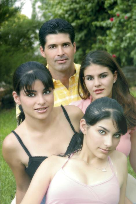 Luis García Valdés y sus hijas Marcela, Gaby y Sofía