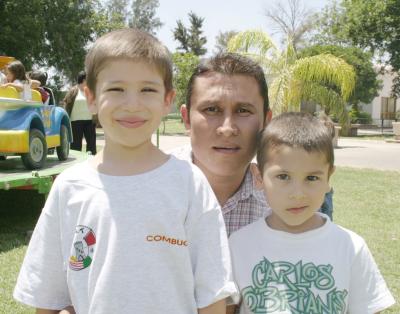 Antonio Aguilera con sus hijos Ángel y Gabriel.