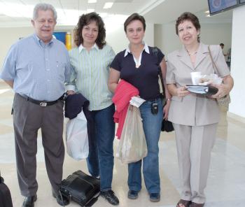 Lourdes Enríquez y Mariely Durán viajaron al DF,los despidieron Félix y Conny López Amor.