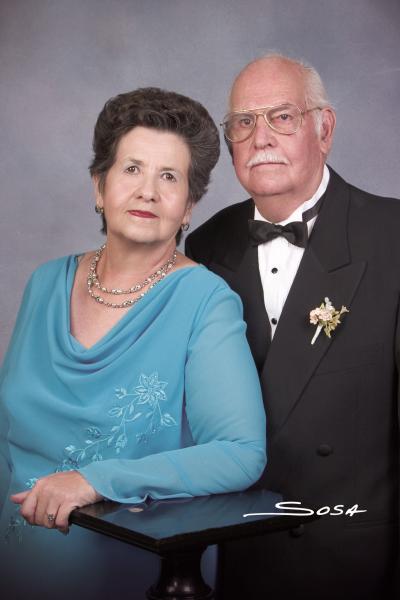 Sr. J. Carlos Martínez Samaniego y Sra. Josefina Aguado de Martínez, en una foto de estudio con motivo de sus Bodas de Oro